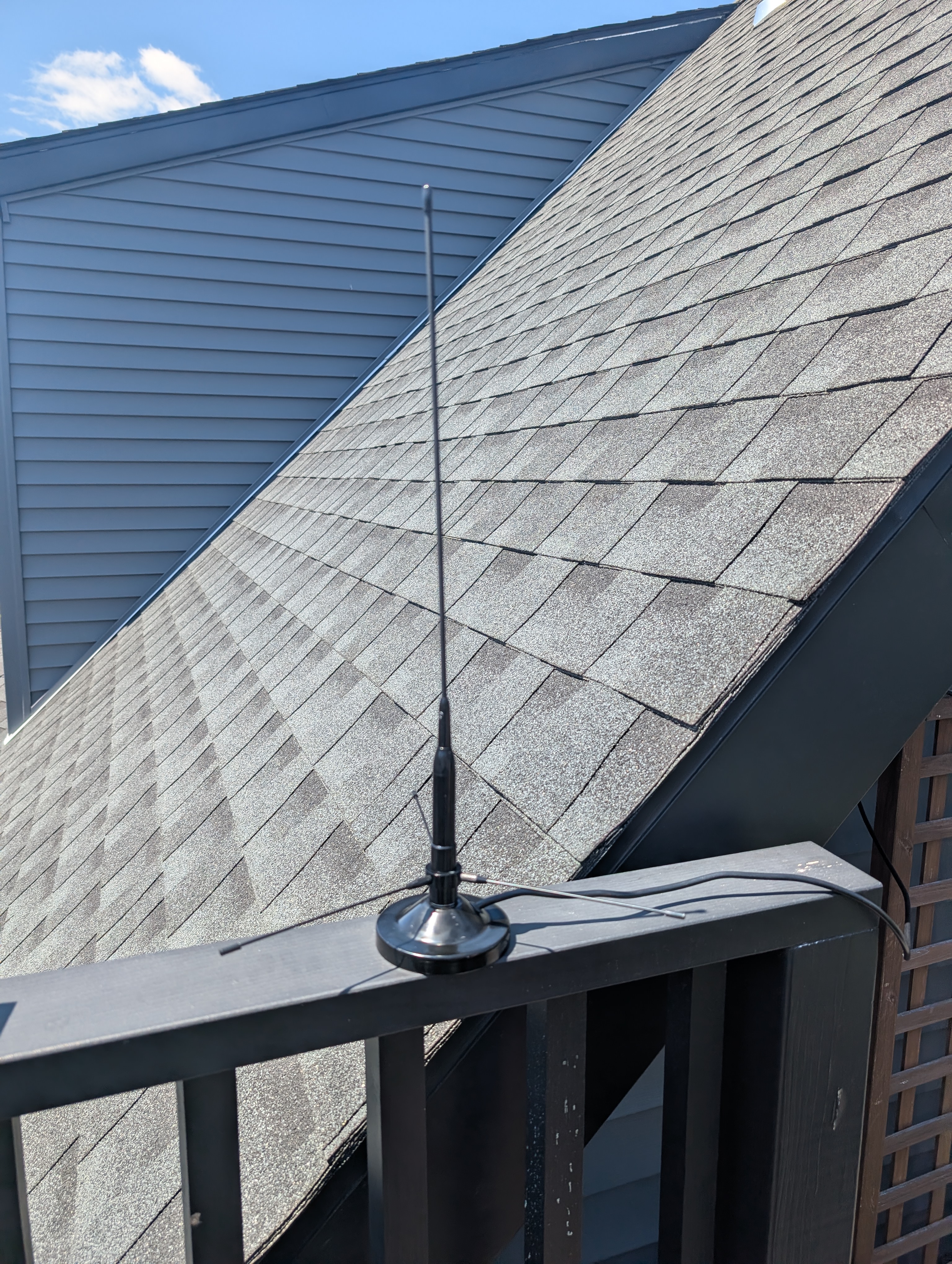 Bingfu dual-band mobile antenna set up on a balcony